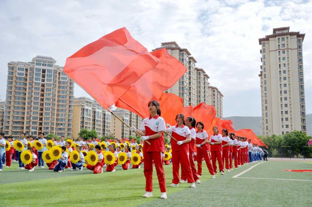 江西出土“墓下墓”，六口棺材整齐排列，1大人5小孩葬在一起